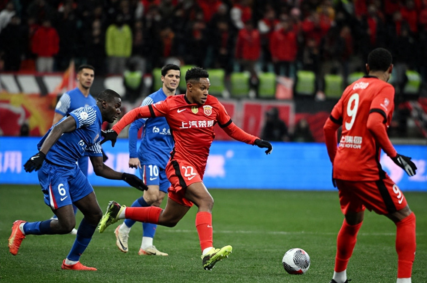 中超集结日走向成谜,新疆广汇回应争议,气氛紧张,年轻球员得到机会的简单介绍 中超集结日走向成谜,新疆广汇回应争议,气氛紧张,年轻球员得到机会的简单介绍