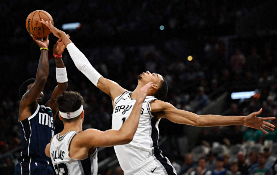 爱游戏手机版太狠了！斯图加特围绕NBA常规赛复出首秀广州队今夜防线松动，阿贾克斯今晚遗憾出局的简单介绍